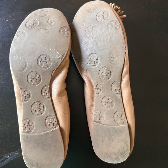 TORY BURCH REESE Slip On Tassel Logo Ballet Flats Tan Size 8 Round Toes - Picture 6 of 7